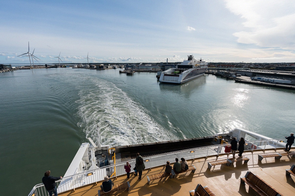 Reisende auf dem Achterdeck der Color Line SuperSpeed 2 beim Auslaufen aus Hirtshals