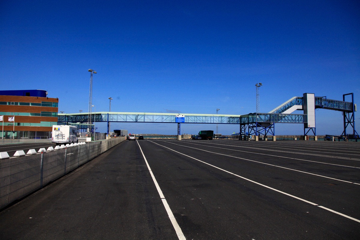 Check-in-Spuren im Fährhafen Hirtshals mit Terminalgebäude und verglaster Fußgängerbrücke
