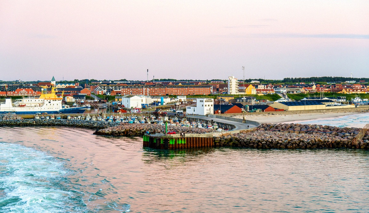 Hafen Hirtshals mit Molen und Hafenbecken im Abendlicht