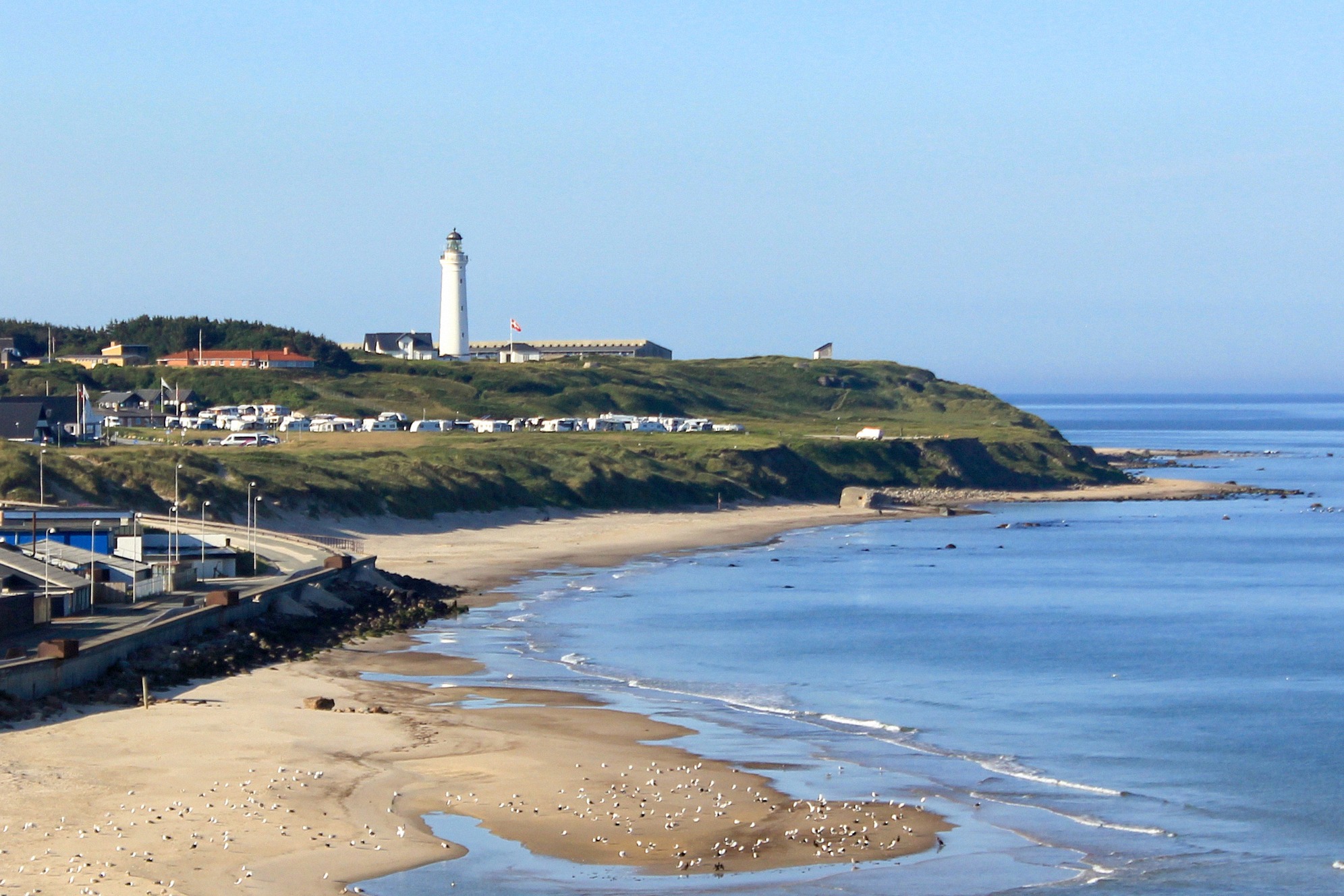 Strand und Küste in Hirtshals mit dem weißen Leuchtturm