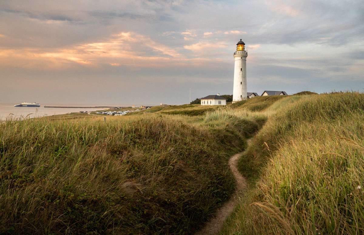 Leuchtturm Hirtshals Fyr bei Sonnenuntergang in den Dünen