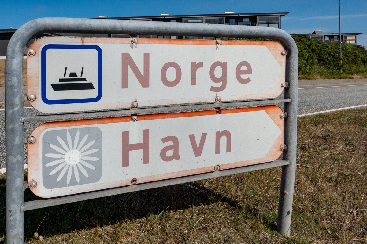 Wegweiser in Hirtshals zur Fähre nach Norwegen und zum Hafen